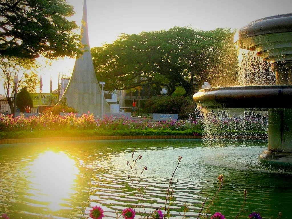 Praça com chafariz em Araras
